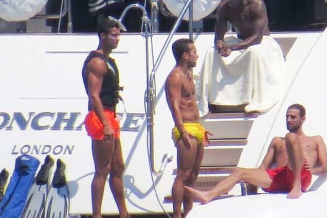 Криштиану Роналду развлекся в тесной компании обнаженных мускулистых мужчин: интригующие фото