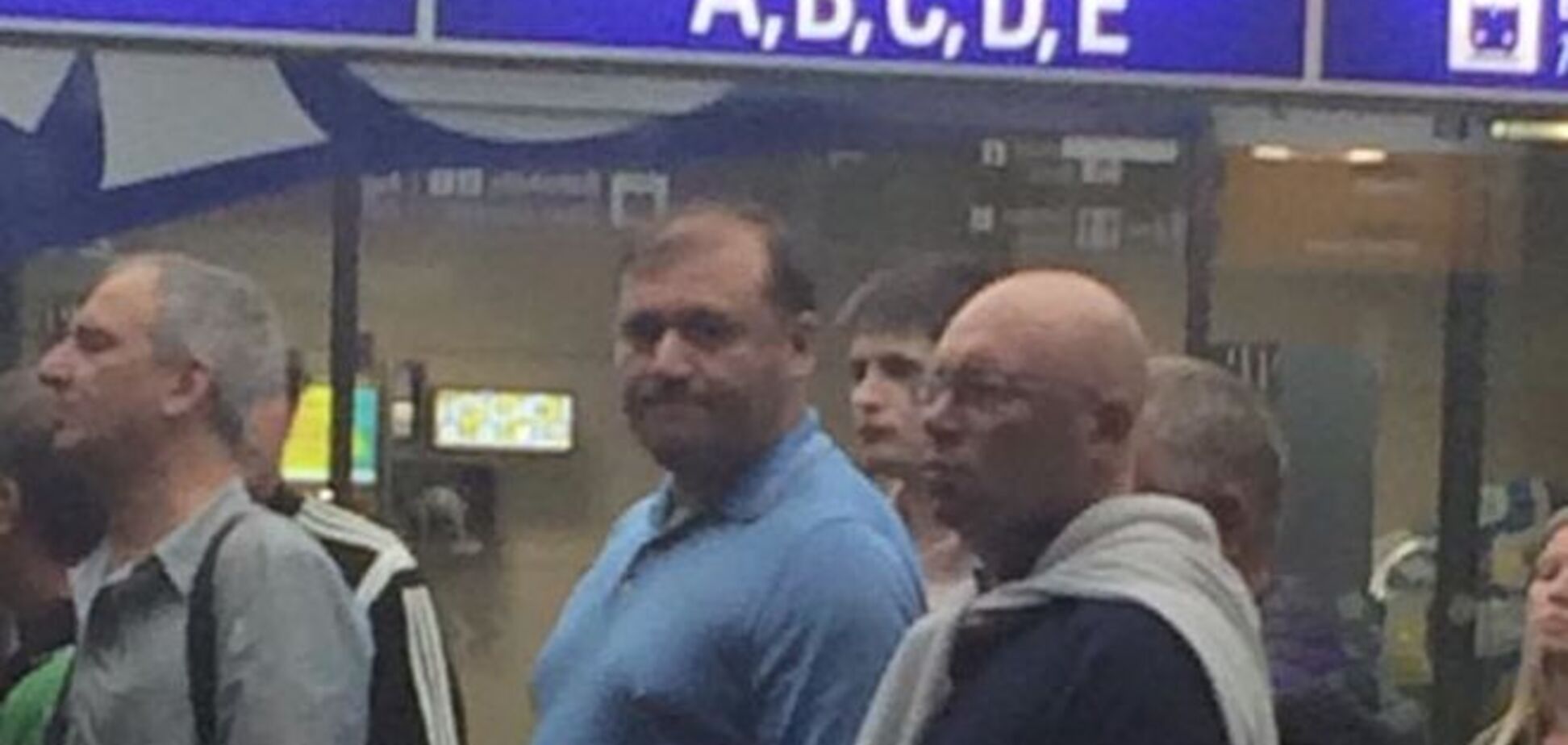 Денег никто не дал: Добкин со 'скучным лицом' летает в эконом-классе. Фотофакт