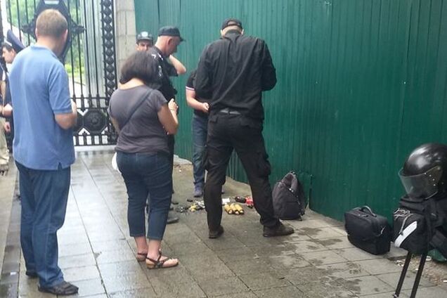 Возле Рады нашли предметы, похожие на взрывчатку: фотофакт