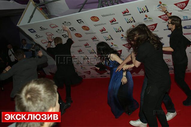 Внука Пугачевой придавило декорациями на вручении премии Муз-ТВ