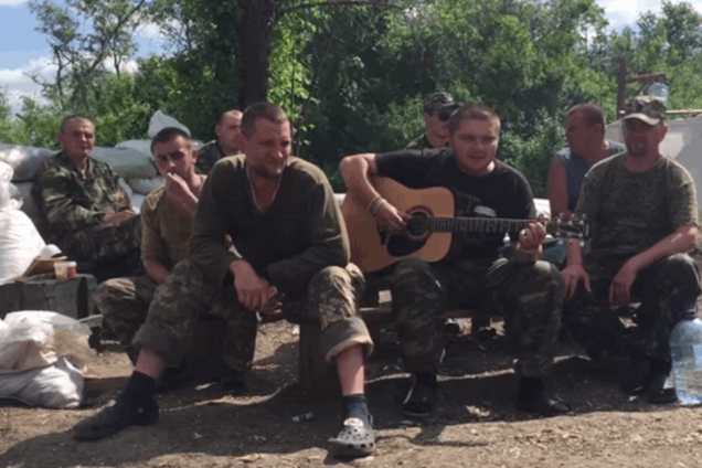 Музыкальная пауза. Бойцы АТО поют хиты Скрябина в перерывах между боями: видеофакт
