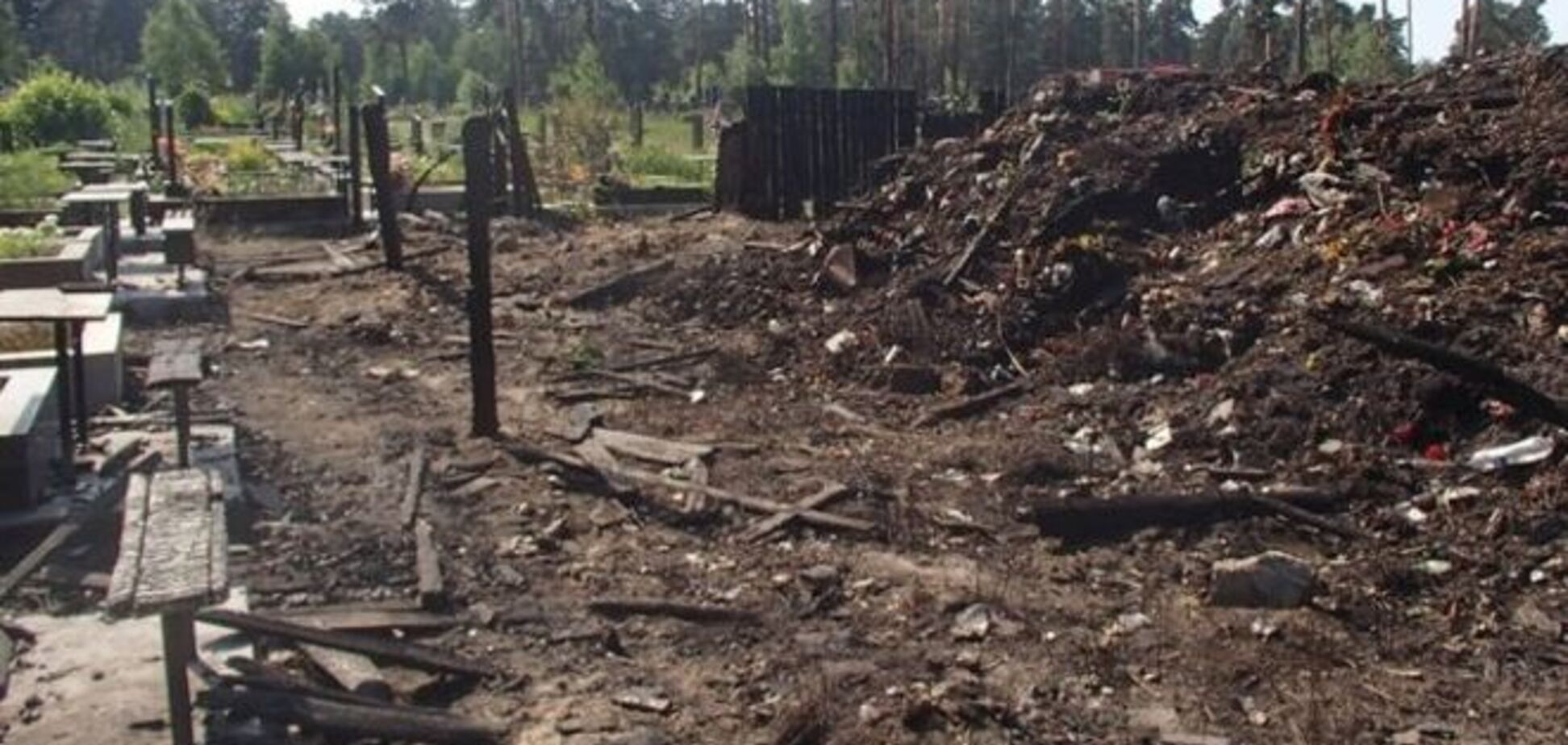 Масштабный пожар в Киеве: два дня горел мусор с кладбища