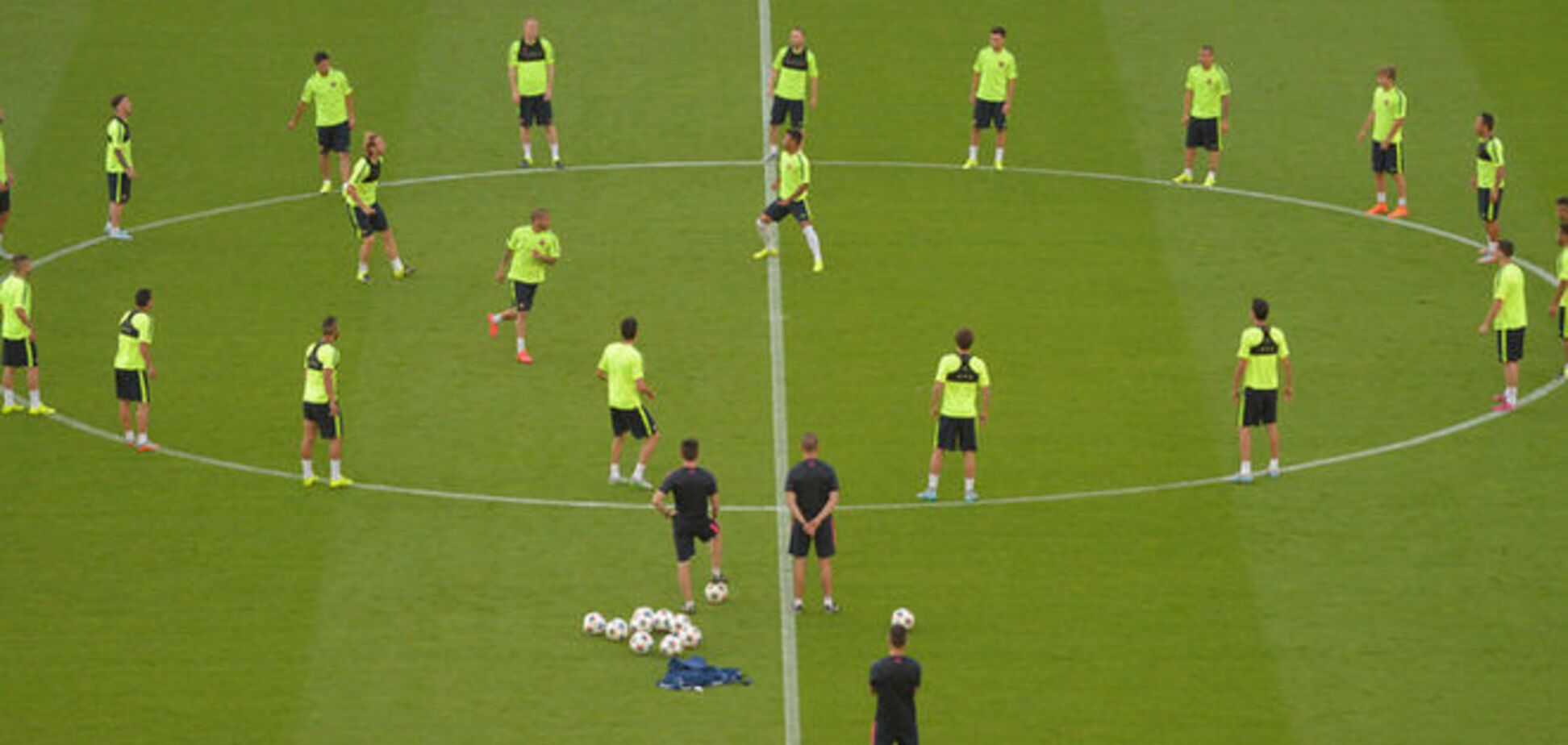 'Барселона' и 'Ювентус' испытали поле битвы в финале Лиги чемпионов: яркие фото