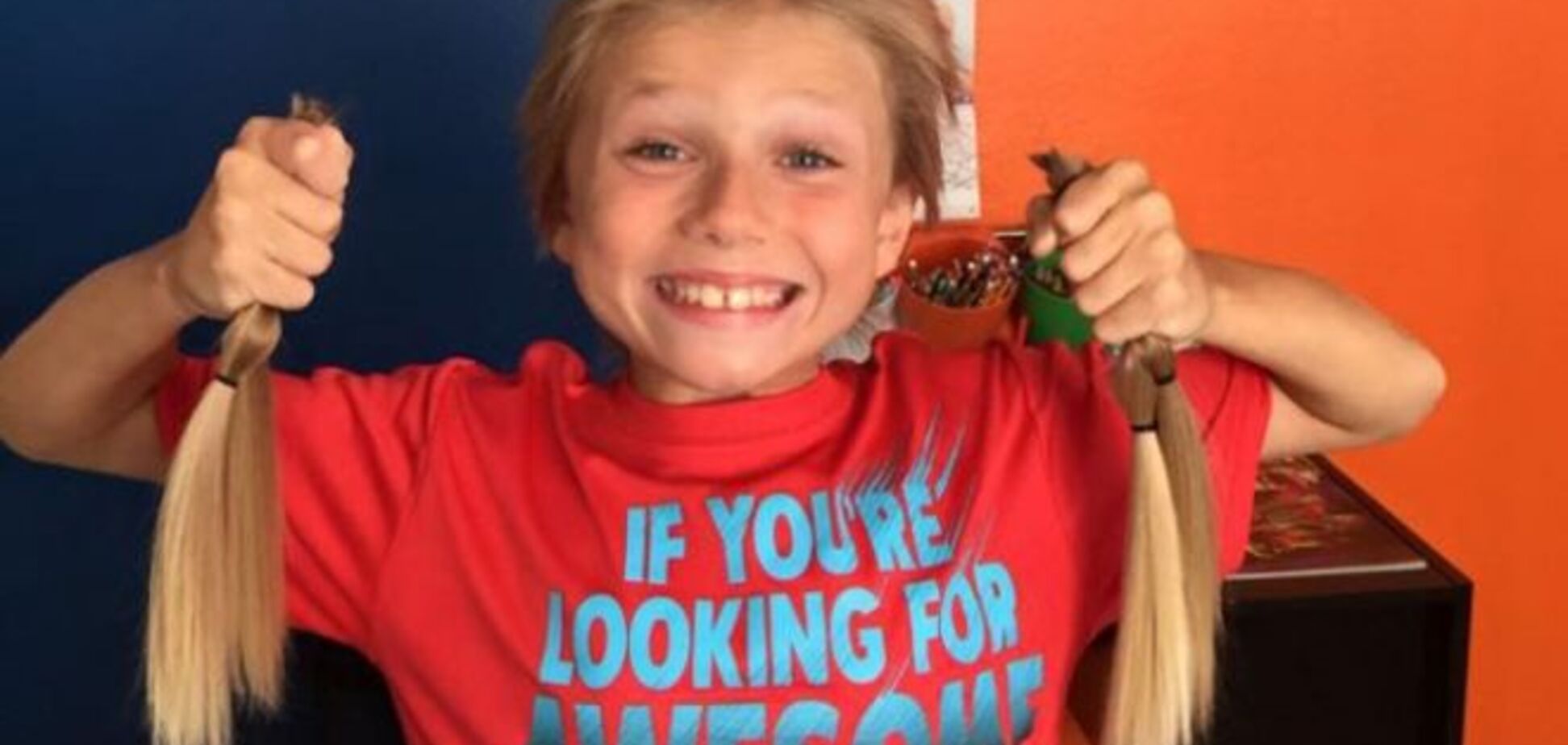 Мальчик 2 года носил длинные девчачьи волосы, чтобы помочь больным детям