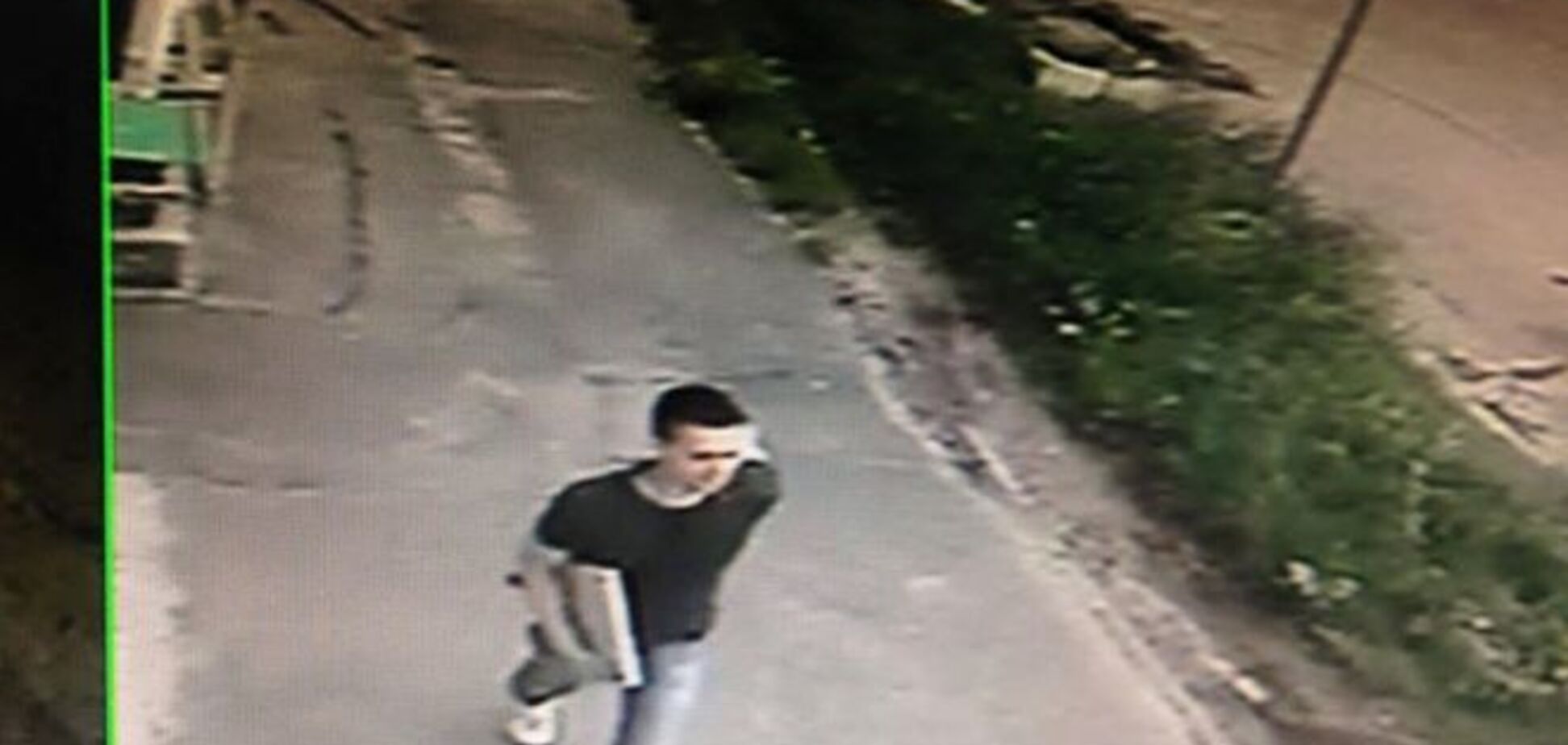 В Киеве вор украл из офиса ноутбук: его засекла камера видеонаблюдения
