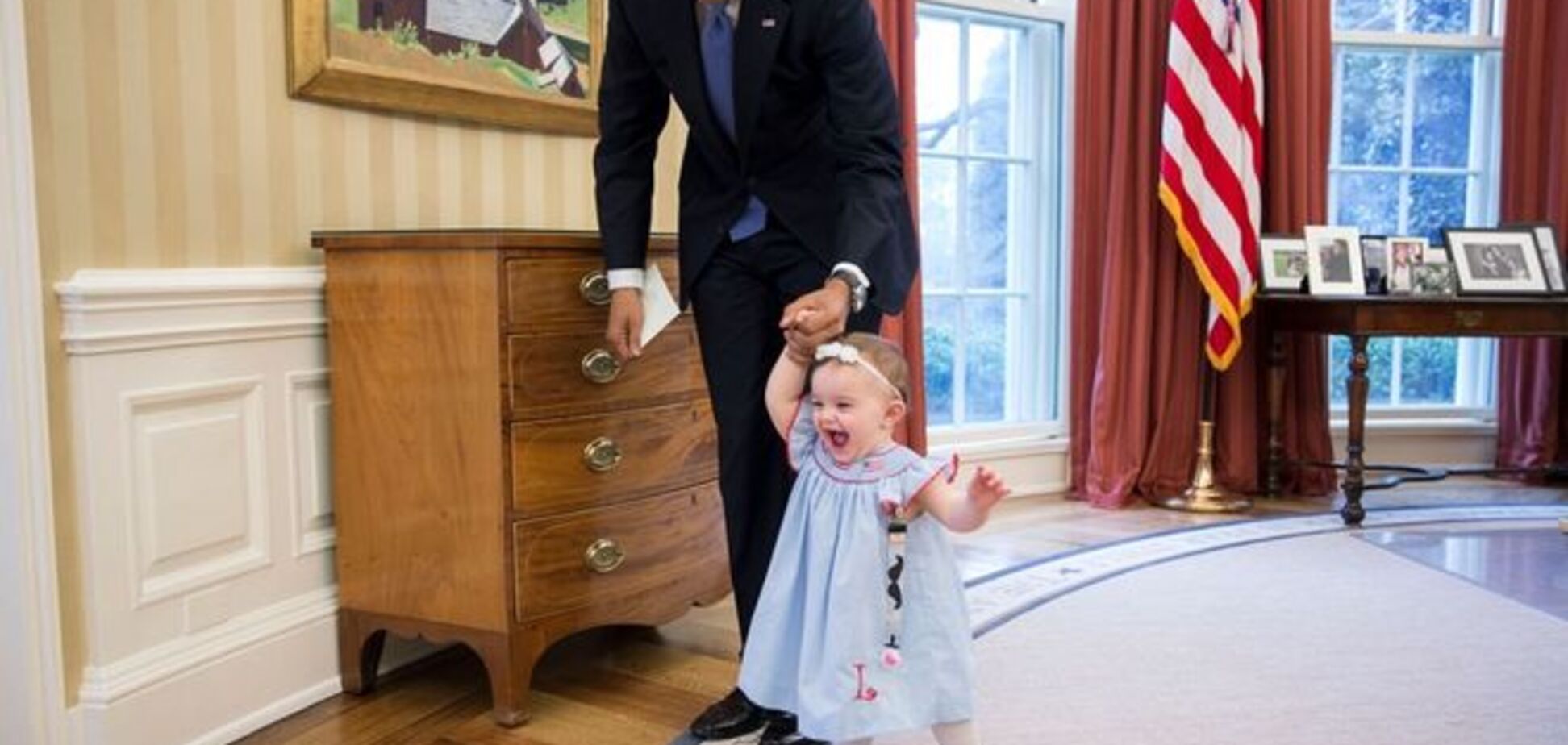 Дети в большой политике: Барак Обама дурачится с малышами в Белом доме