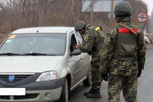 Мирные граждане Донбасса месяцами ожидают получения пропуска на выезд из зоны АТО - Омельченко