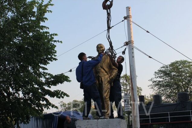В Мелитополе за два часа убрали сразу три памятника Ленину: видеофакт