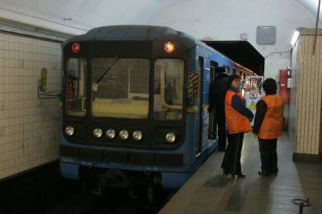 У київському метро на рейки впав пасажир 