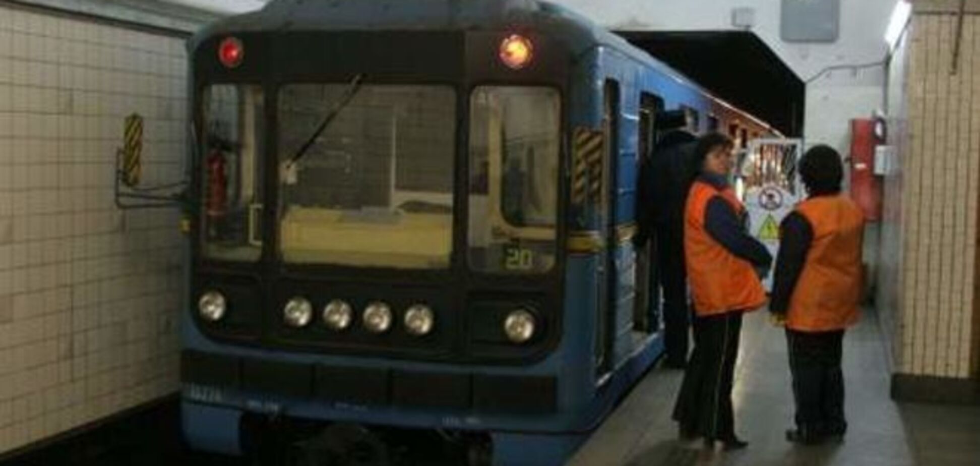 В киевском метро на рельсы упал пассажир 