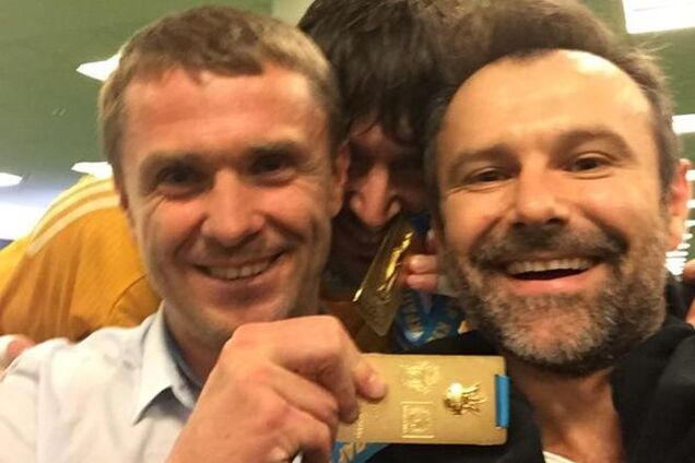 Вакарчук в обнимку с футболистами поздравил 'Динамо' с двойной победой