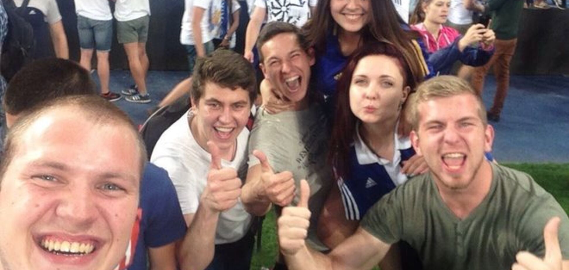 Соцсети заполонили селфи 'бешеных' фанатов на поле 'Олимпийского'