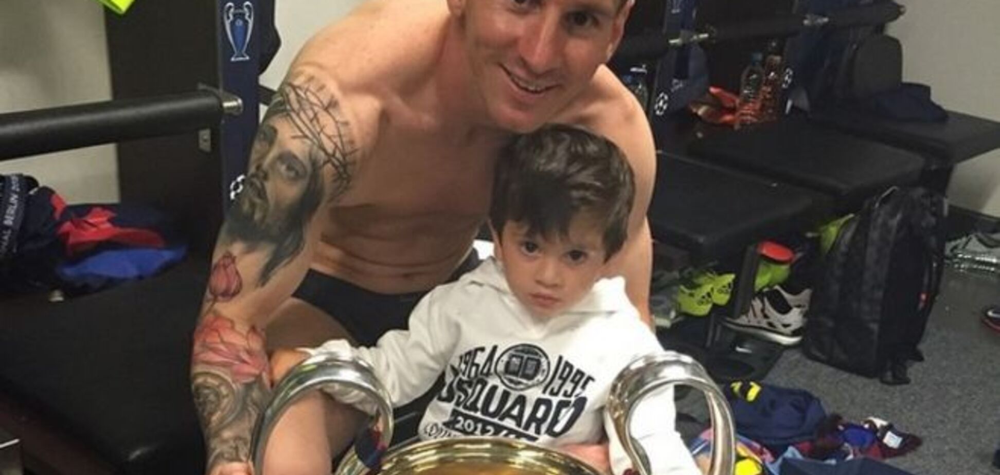 Месси отдал Кубок чемпионов сыну: фотофакт
