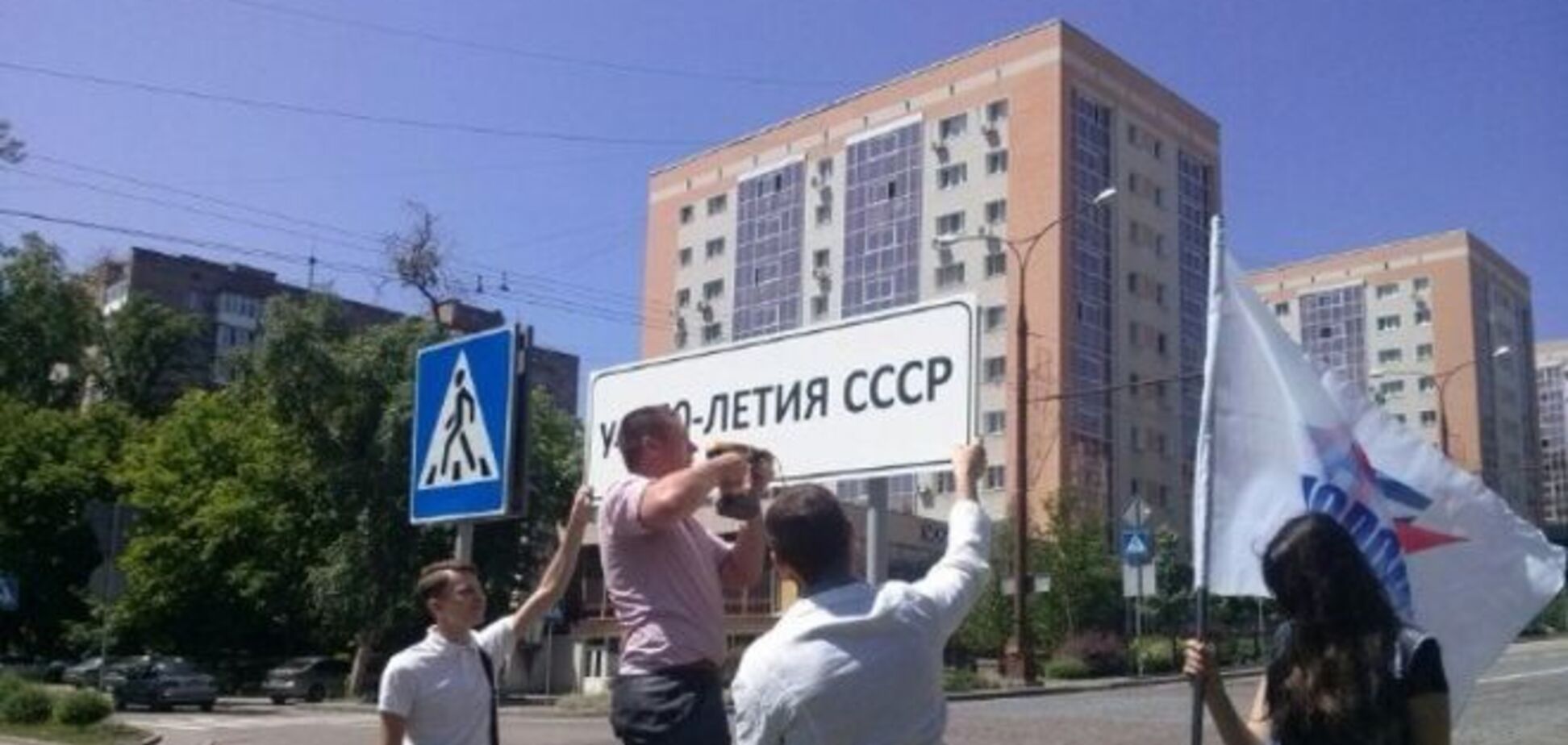 В Донецке оккупанты развесили российские указатели: фотофакт