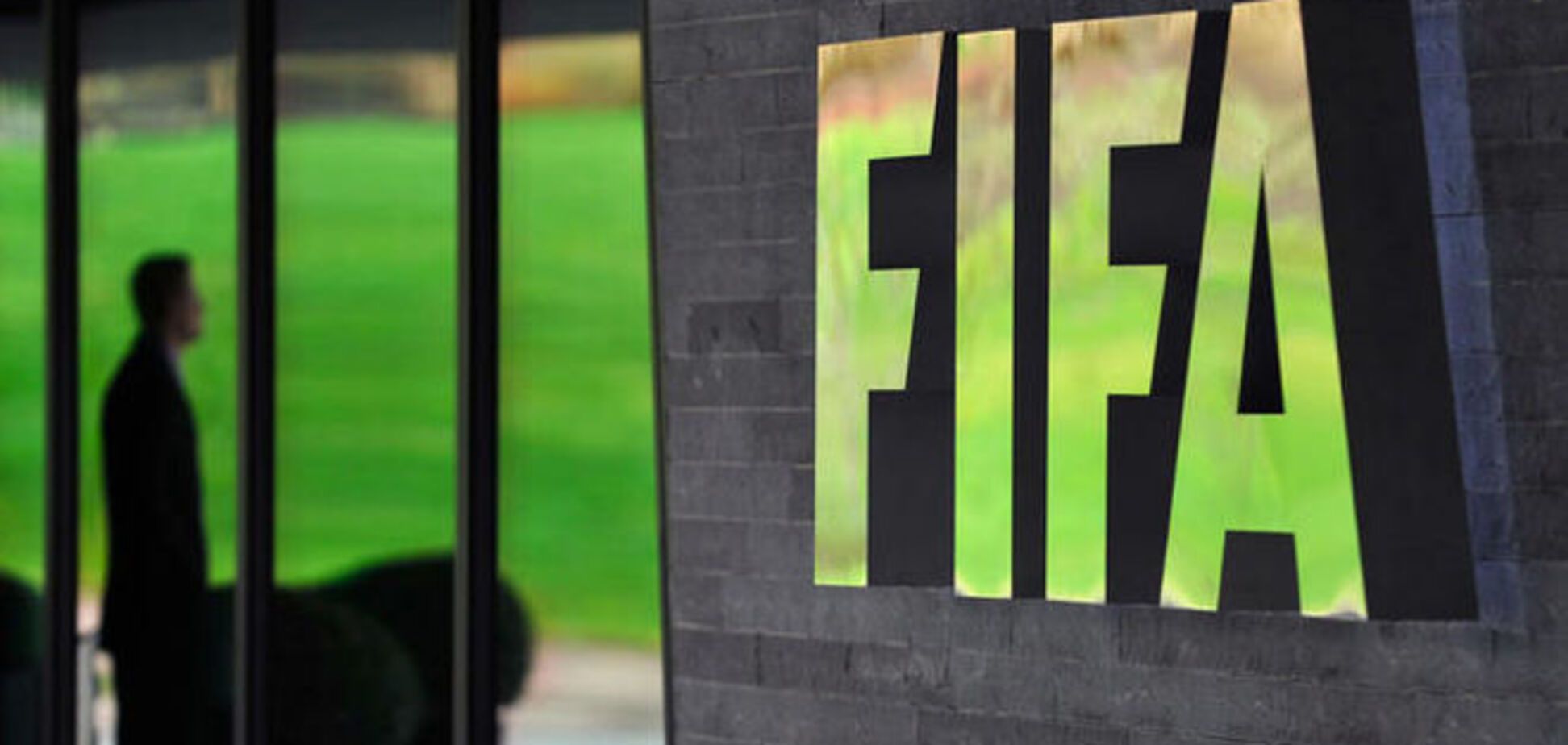 Деньги на бочку. ФИФА обвинили в вымогательстве