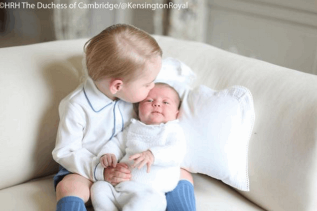З'явилися перші фото принцеси Шарлотти з братом