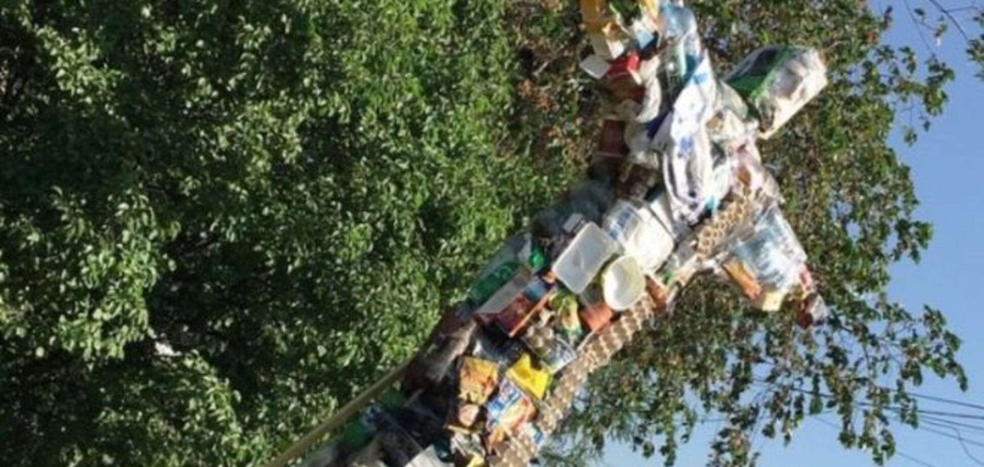 'След Госдепа'. В России создателей статуи мусорного Иисуса обвинили в экстремизме: фотофакт