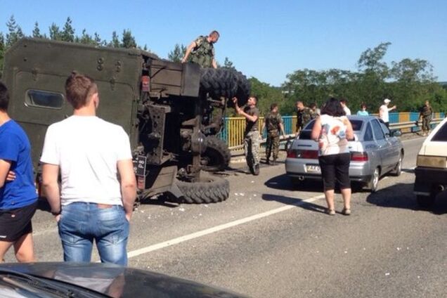 На Харьковщине перевернулся военный грузовик: фото ДТП