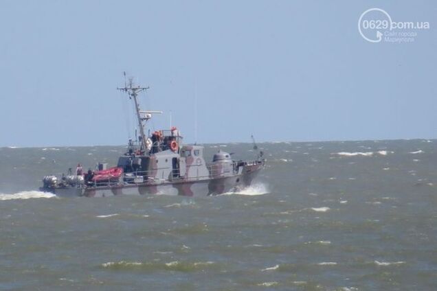 В Мариуполе на глазах отдыхающих взорвался пограничный катер: подробности