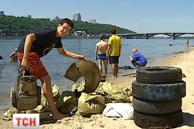 В Киеве аквалангисты вытащили со дна Днепра 200 кг мусора: фотофакт