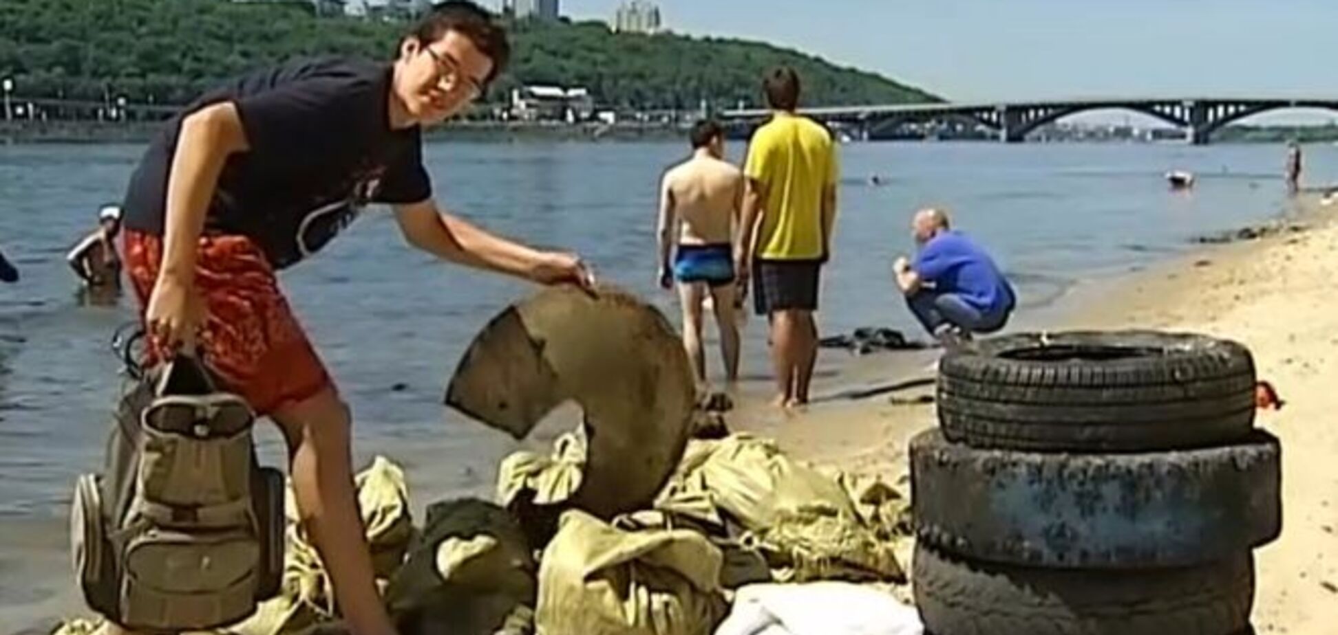 В Киеве аквалангисты вытащили со дна Днепра 200 кг мусора: фотофакт