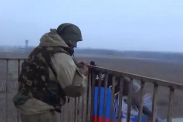 Бойцы АТО показали, какая участь постигла флаг террориста Гиви: фотофакт