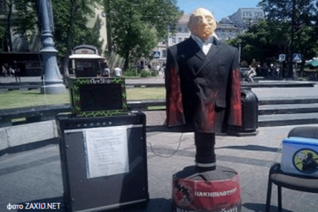 От души! В центре Львова все желающие могут 'избить' Путина: фотофакт