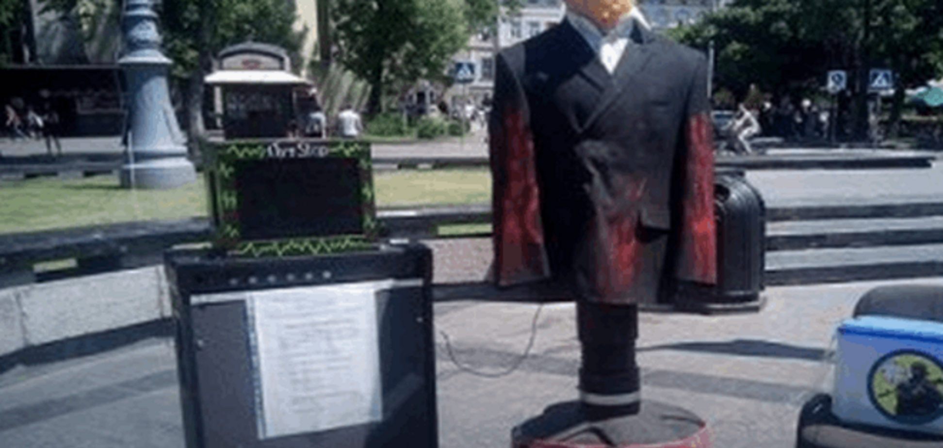 От души! В центре Львова все желающие могут 'избить' Путина: фотофакт