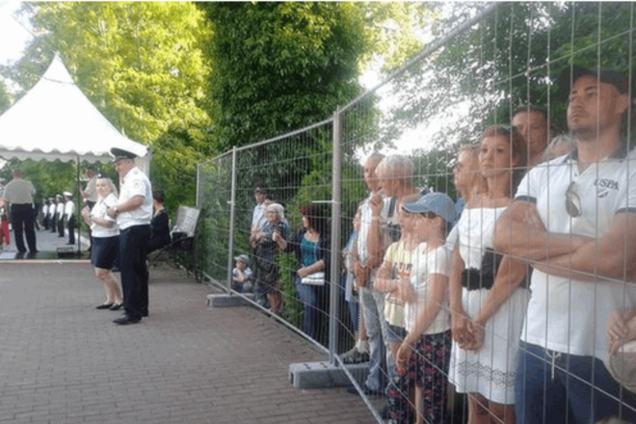 'Как зверей в зоопарке'! На 'Кинотавре' в Сочи зрителей держали за решеткой