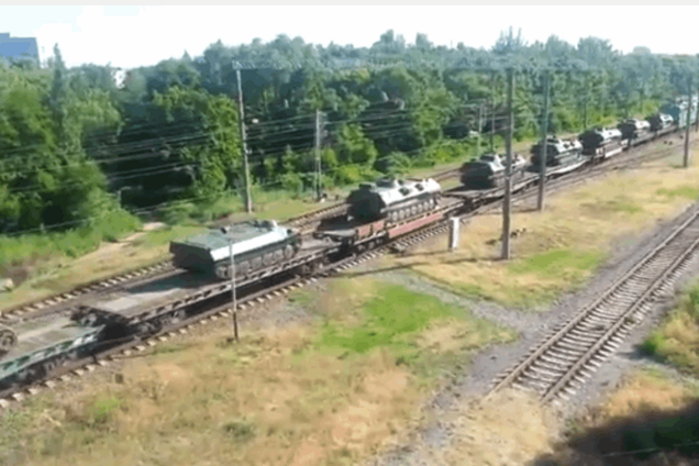 Из Таганрога в Украину поехал многокилометровый эшелон военной техники: видеофакт