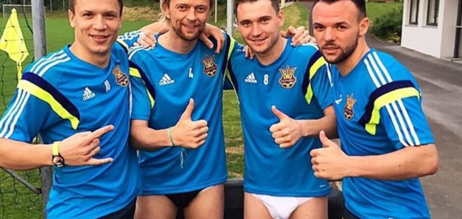 Фото дня: футболисты сборной Украины охлаждаются после тренировки