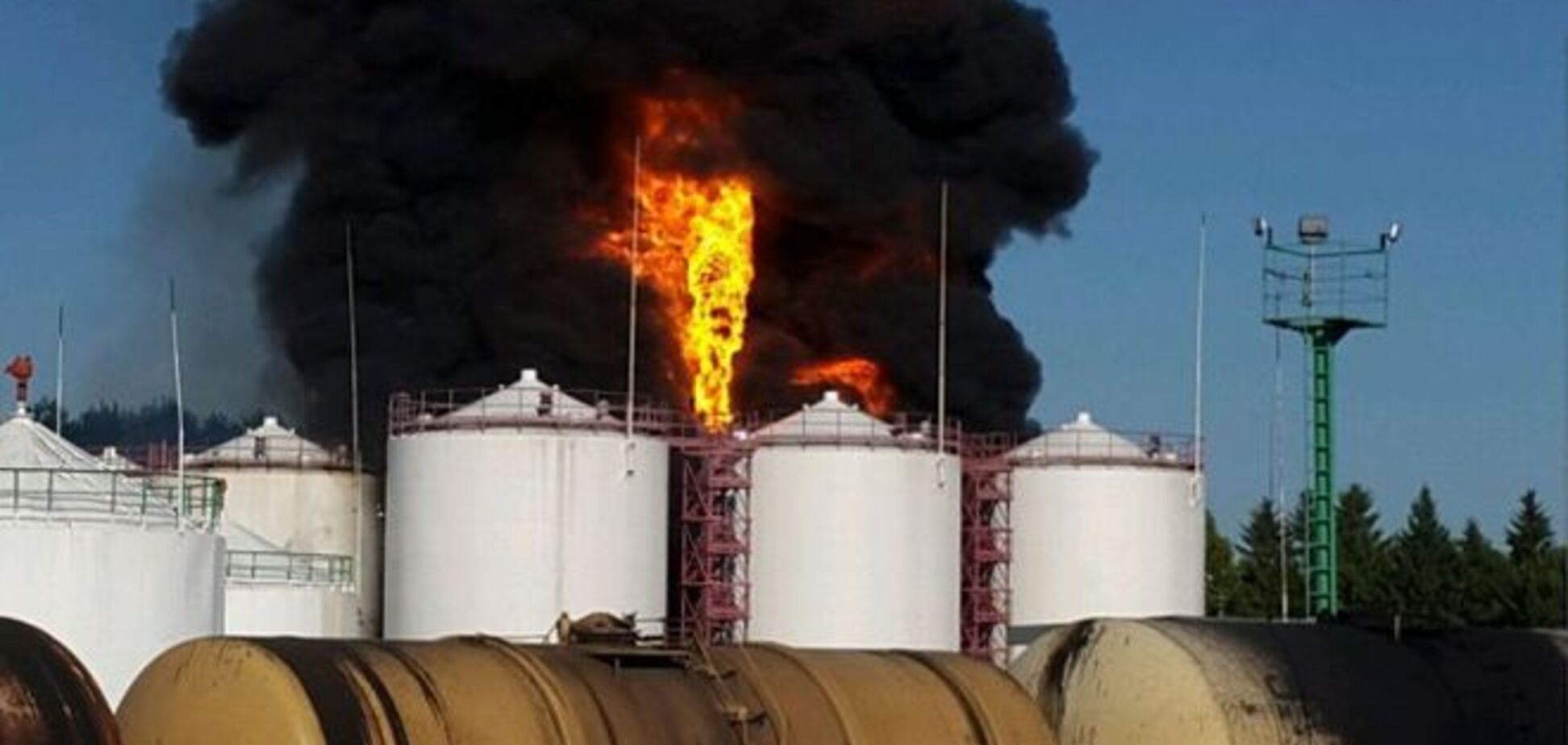 В Василькове вспыхнула нефтебаза: 4 резервуара с горючим в огне. Опубликованы фото