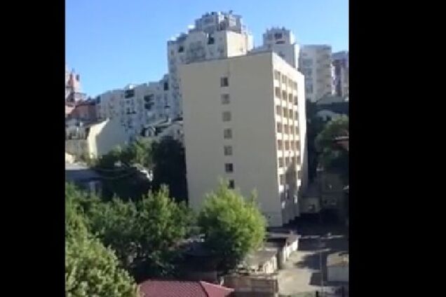 В Киеве неизвестный трубач сыграл гимн Украины на весь район: видеофакт 