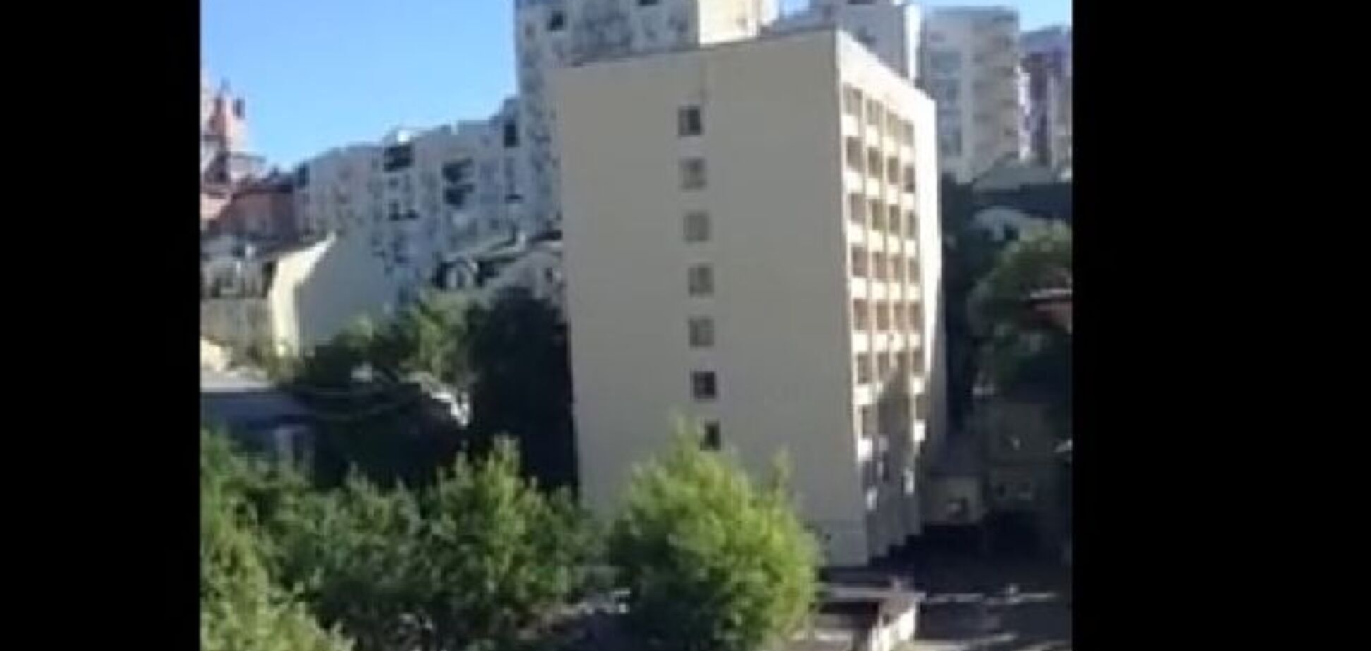 В Киеве неизвестный трубач сыграл гимн Украины на весь район: видеофакт