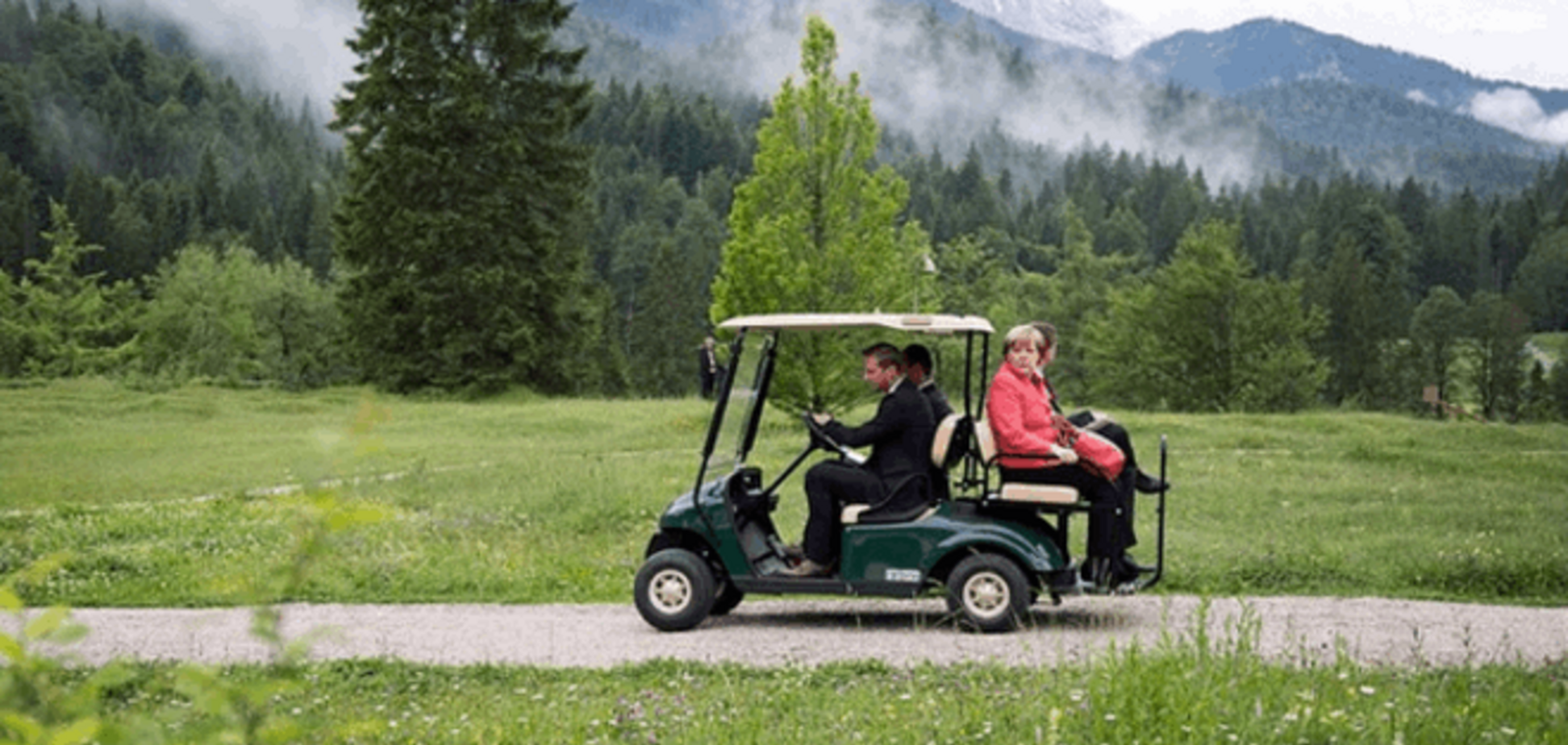Альпы, сосны и саммит G-7: Меркель в красном пиджаке прокатилась на гольф-каре – фотофакт