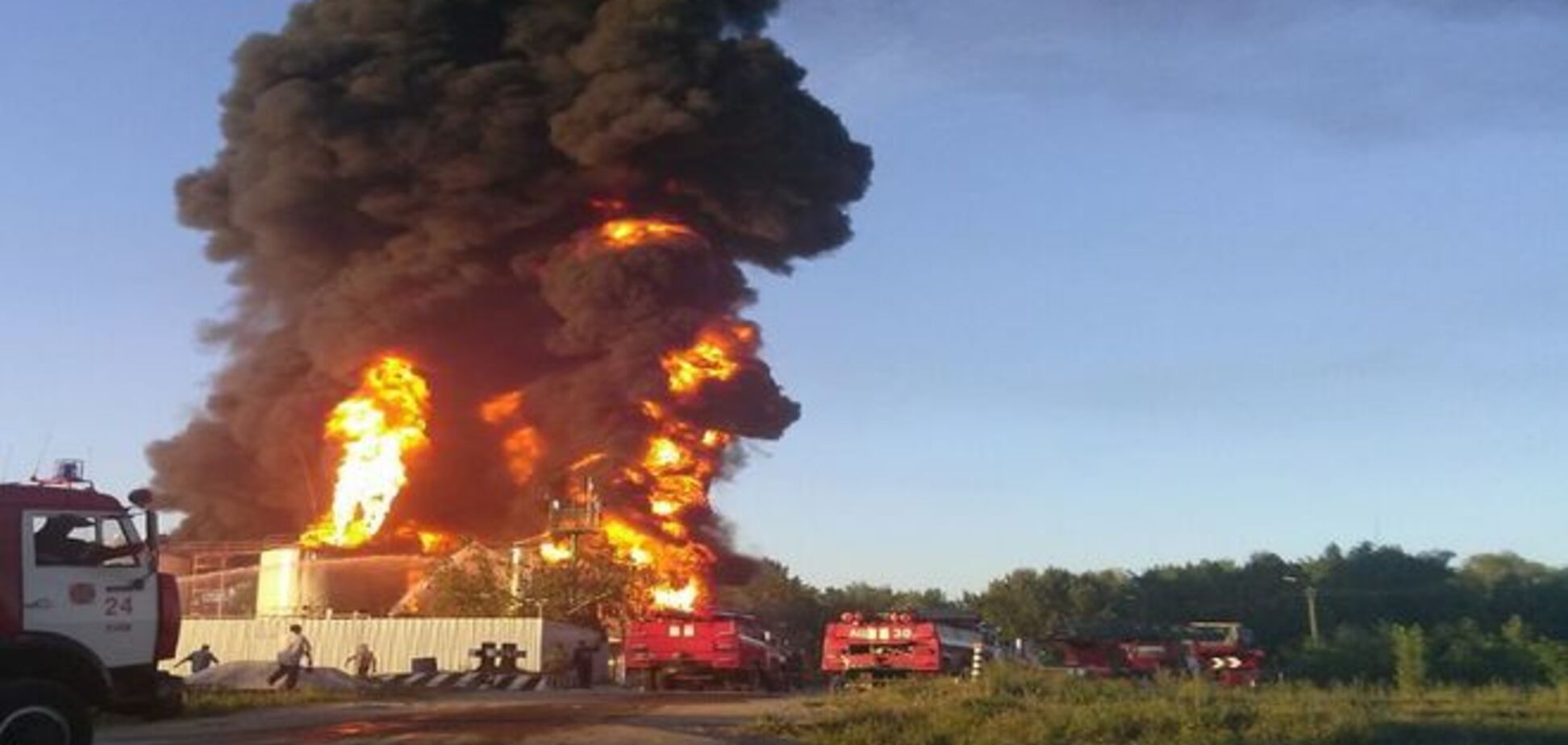 Названа вероятная причина масштабного пожара на нефтебазе в Василькове