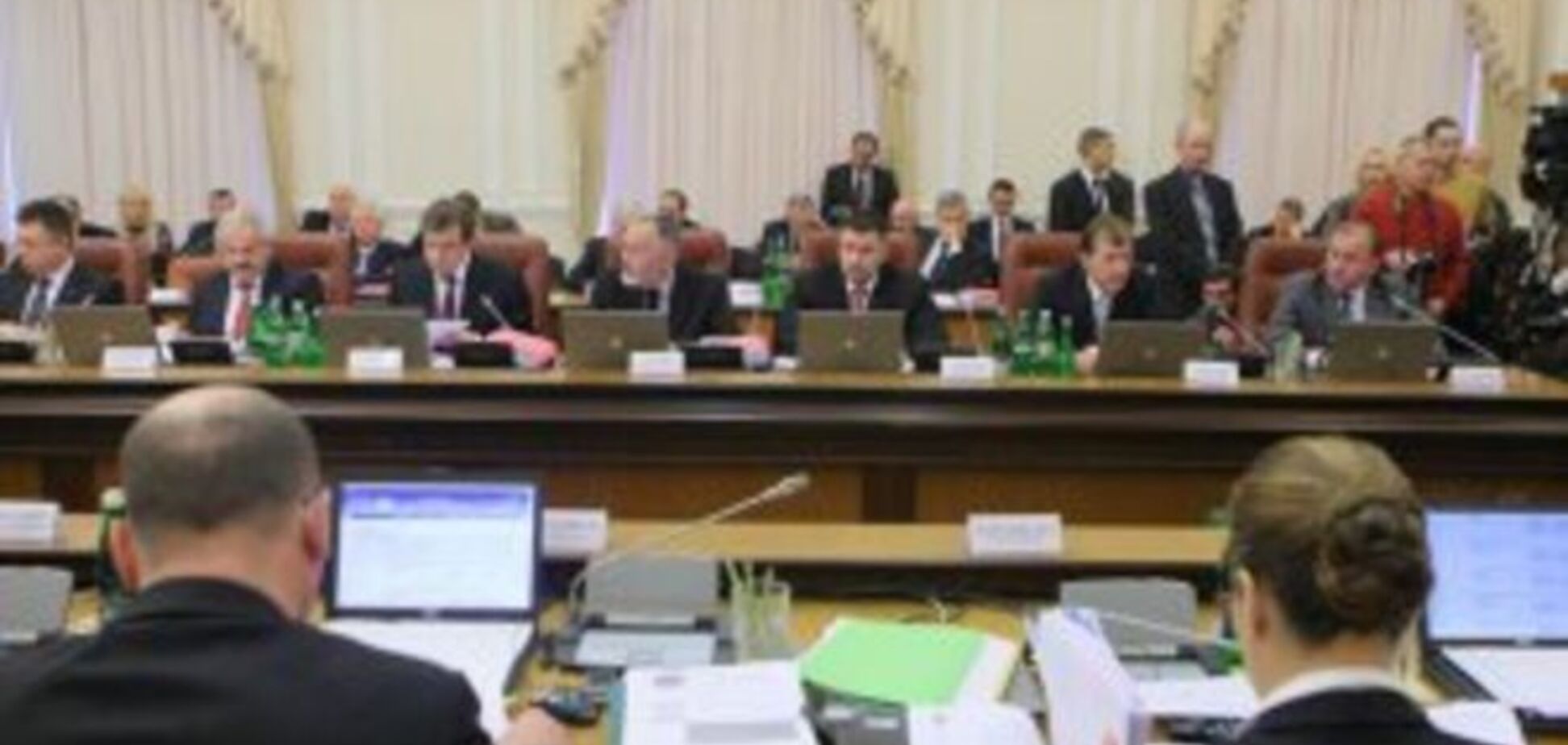 Яценюк отправил министров в зону АТО, а сам поехал в США