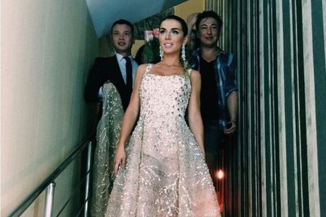 Седокова поразила шедевральным 7-килограммовым платьем