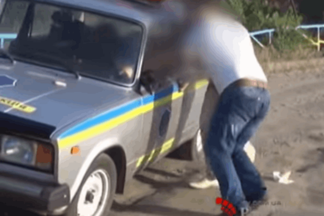 В Запорожье гаишник-взяточник обсыпал бегущих за ним сотрудников СБУ деньгами: забавное видео