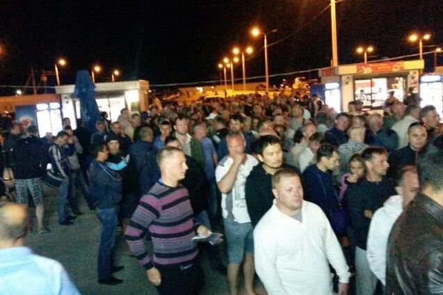 Берут штурмом. На Керченской переправе столпотворение и давка: фото очереди