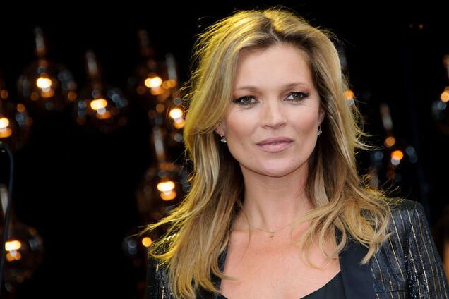 Супермодель Кейт Мосс прилетевшую с курорта, выперли с самолета