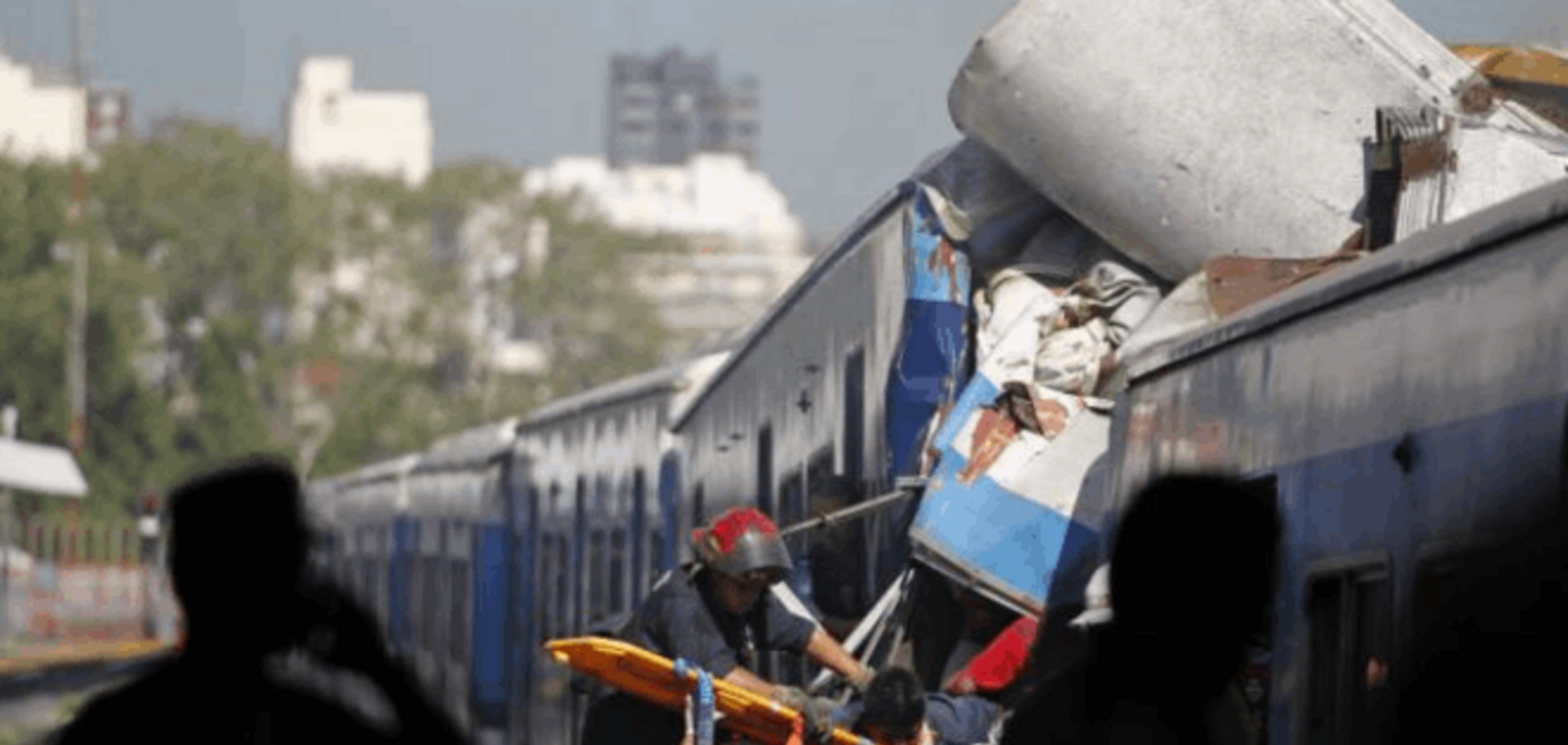 В Аргентине пассажирский поезд протаранил локомотив: около 50 жертв – фотофакт