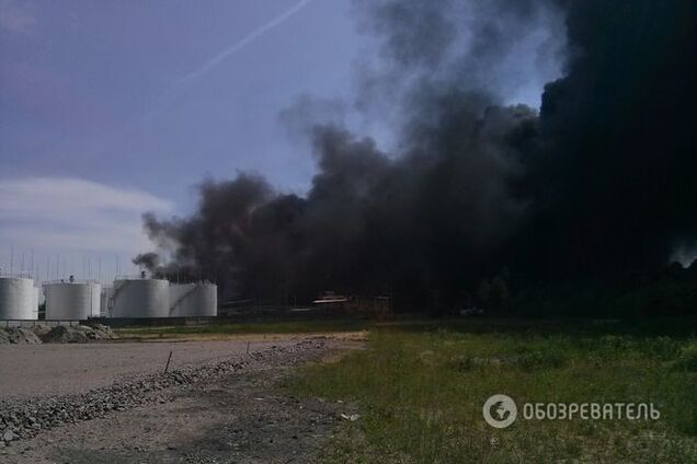 Огонь от пожара на нефтебазе в Василькове перебросился на лес