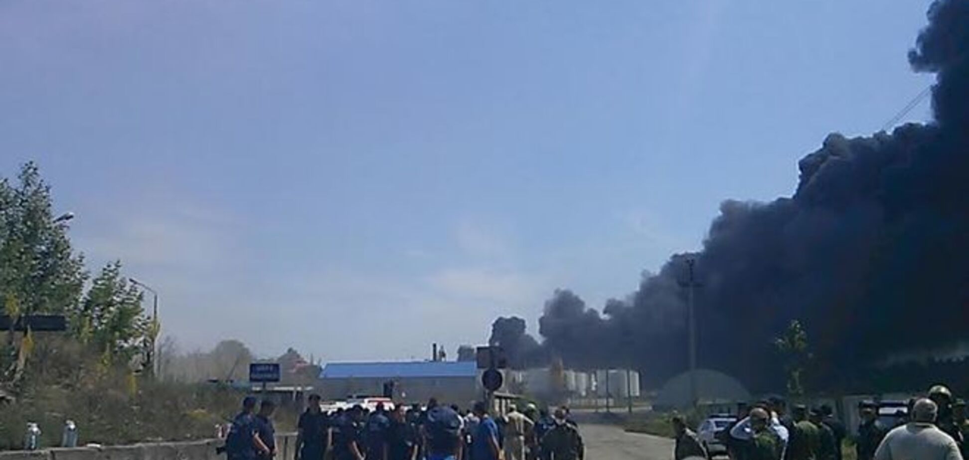 После взрыва на нефтебазе не выходят на связь трое спасателей