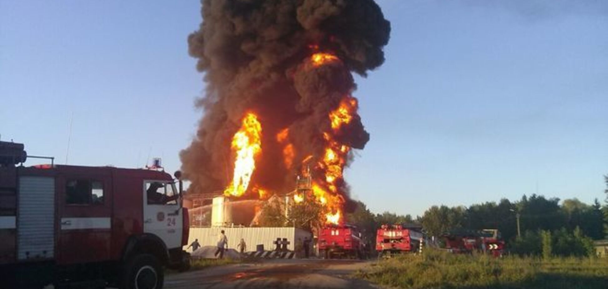 Милиция назвала предварительную причину пожара на нефтебазе в Василькове