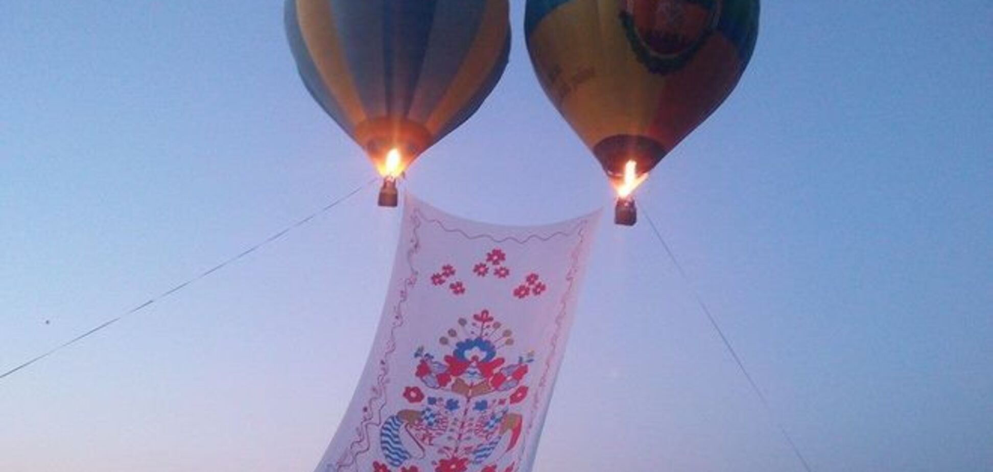 У небо над Київщиною злетів мега-рушник: опубліковані фото