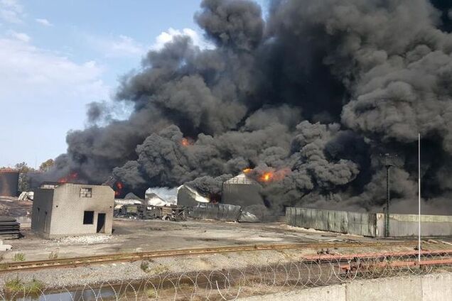 Пожар на нефтебазе в Василькове: Аваков объявил пенную атаку