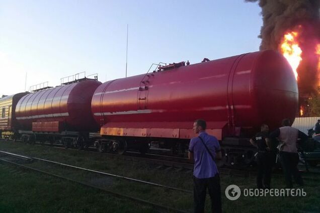 Пожар в Василькове: стало известно, почему до нефтебазы не доехали пожарные поезда