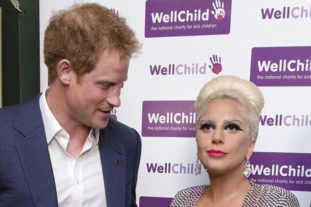 Принц Гарри не мог оторвать глаз от декольте Леди Гаги: фотофакт