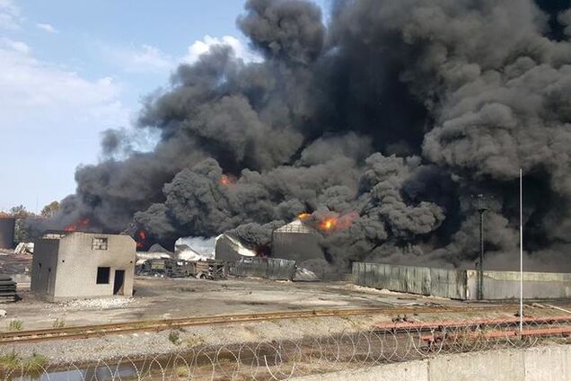 Чорний дим і пекельне полум'я: пожежу на нафтобазі зняли на відео з дрона